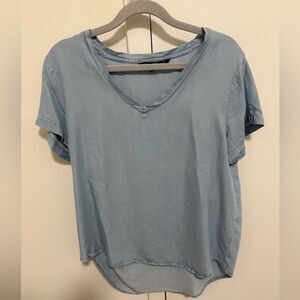 Velvet Heart Blue Chambray V Neck Short Sleeve Top with High Low Hem. Size Small